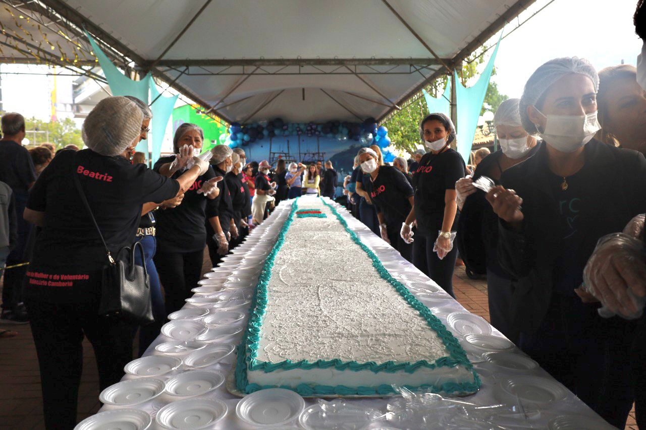 Mais de 12 mil fatias de bolo foram distribuídas no aniversário de BC