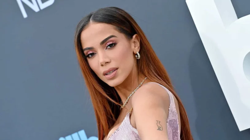 Anitta corta o cabelo durante festa e não fica  satisfeita com resultado