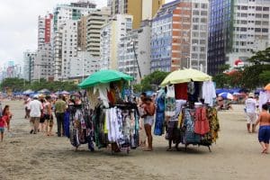 Balneário Camboriú suspende edital para ambulantes na praia