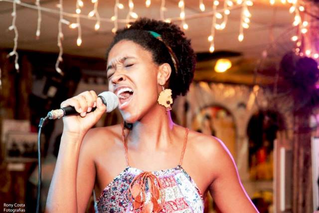 Cantora radicada em Florianópolis, Dandara Manoela fará turnê na Europa