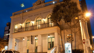 Ingressos para a reabertura do Teatro Álvaro de Carvalho duram 10 minutos