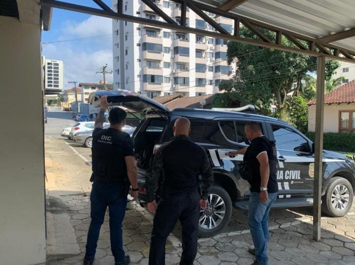 Operação realizada em Brusque prende homem foragido da justiça por roubo a carro-forte