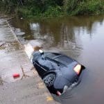 Três pessoas sobrevivem após carro cair no Rio Três Barras em Garuva