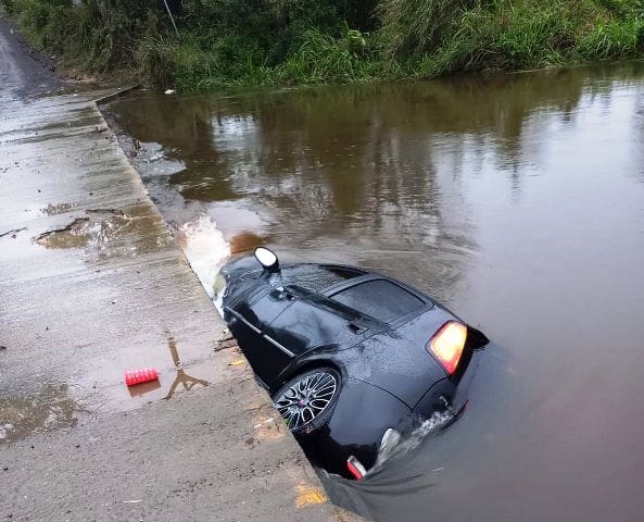 Três pessoas sobrevivem após carro cair no Rio Três Barras em Garuva