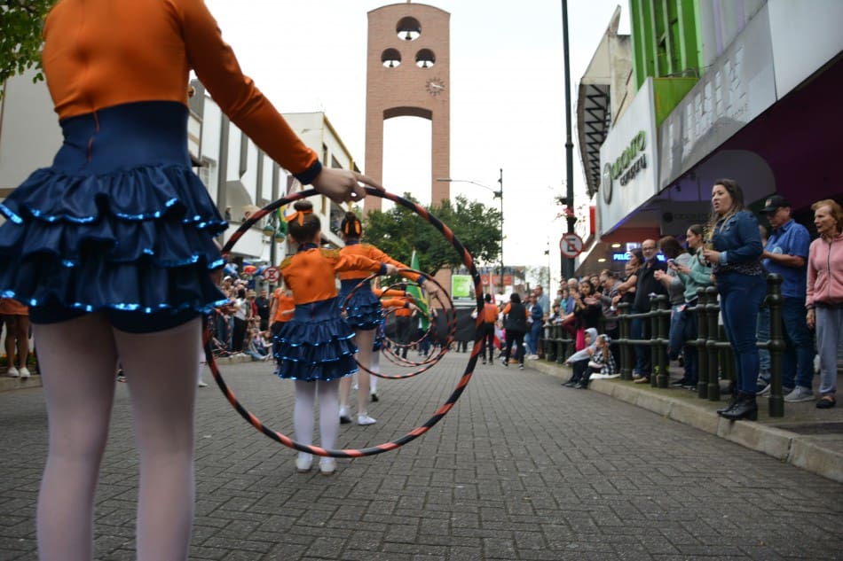 Após dois anos, Blumenau retoma desfile de aniversário na Rua 15