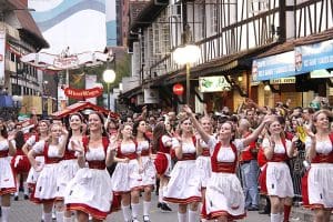 Como fica o trânsito na região central de Blumenau com desfile da Oktoberfest