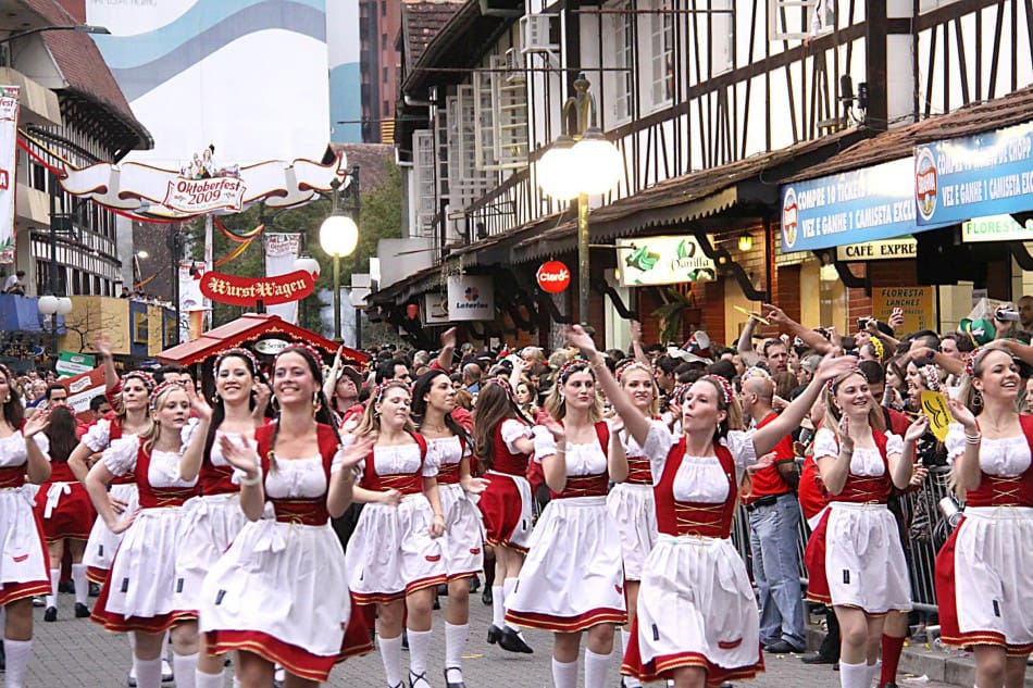 Saiba como se inscrever para participar dos desfiles da Oktoberfest