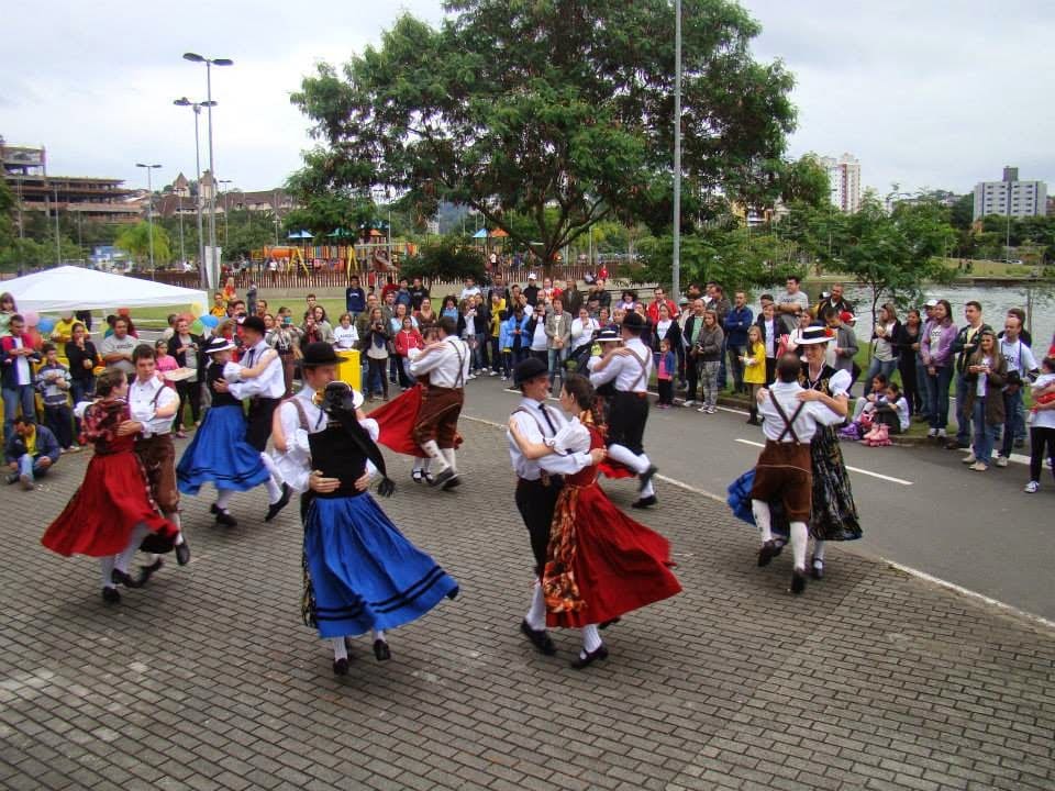 Grupo folclórico faz apresentações em espaços públicos de Blumenau