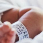 Homem que foi trocado em maternidade será indenizado em R$ 80 mil