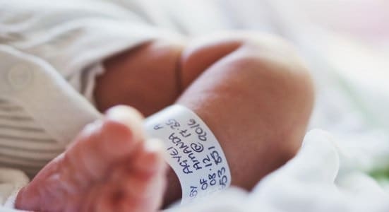 Homem que foi trocado em maternidade será indenizado em R$ 80 mil