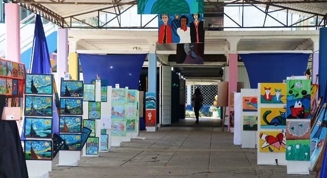Exposição de artes produzidas por alunos surpreende professores no CAIC Ayrton Senna