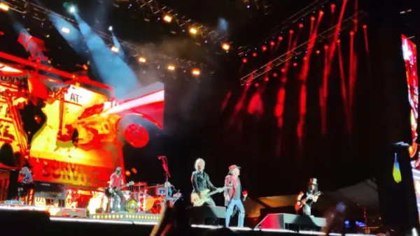 Público lota a estrutura montada para show do Guns N’ Roses em São José