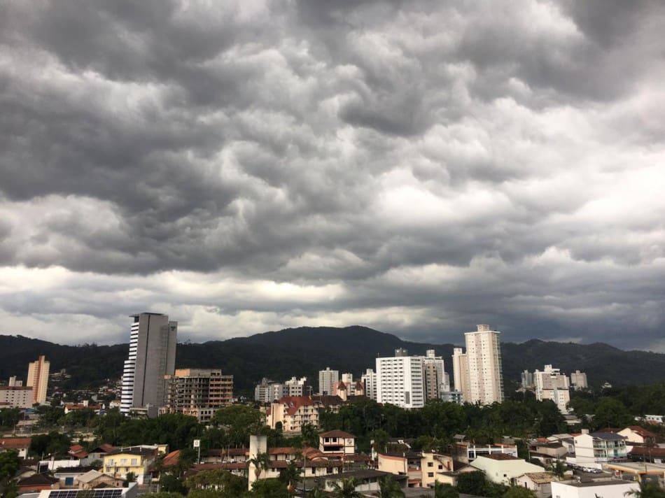 Defesa Civil alerta para chuva intensa entre a tarde e a noite desta quinta-feira