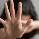 Homem quebra cabo de vassoura contra adolescente grávida em SC