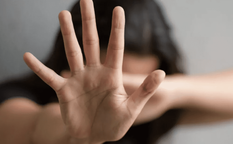 Homem quebra cabo de vassoura contra adolescente grávida em SC