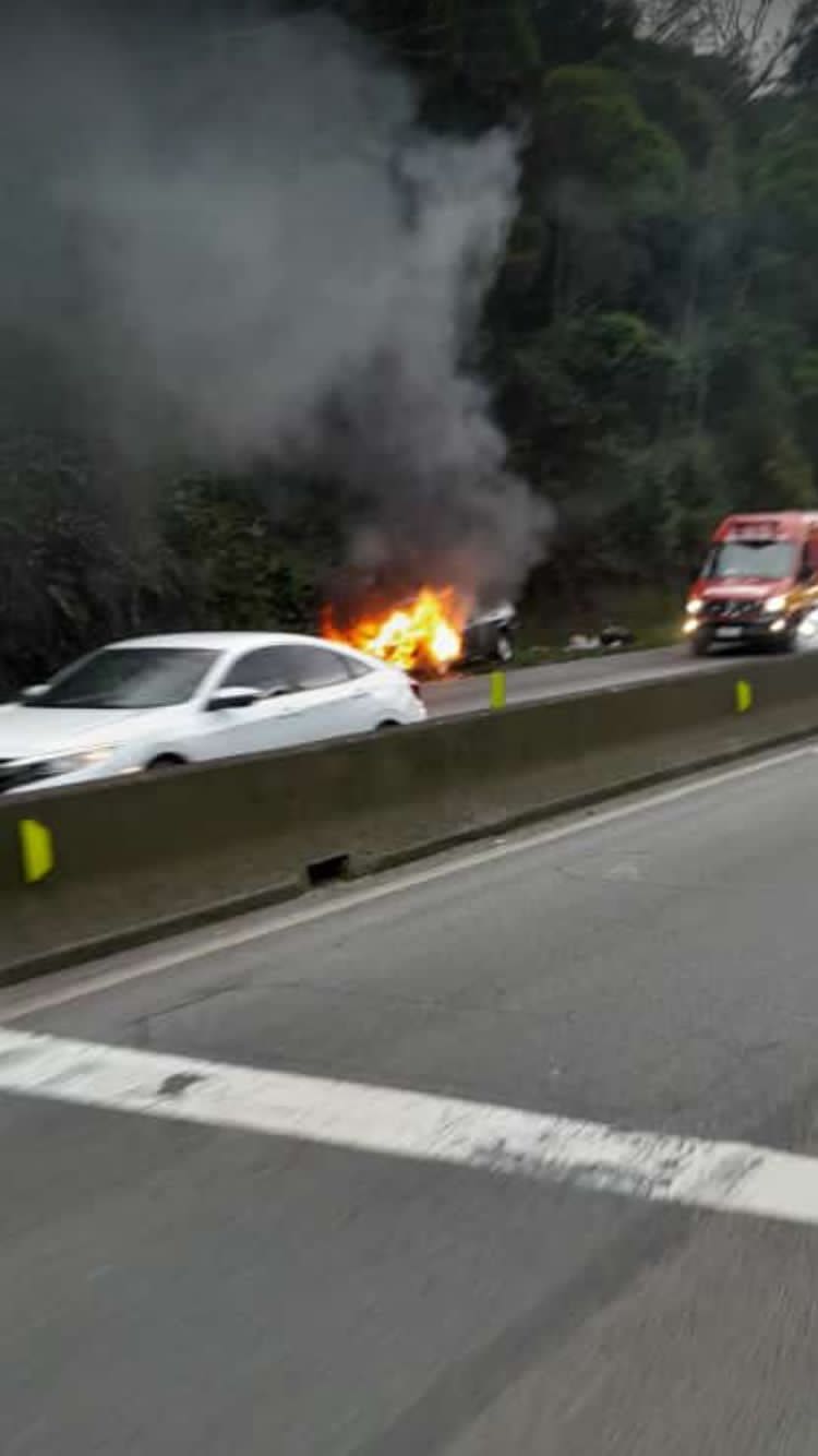Trânsito fica parado após carro pegar fogo na BR-101