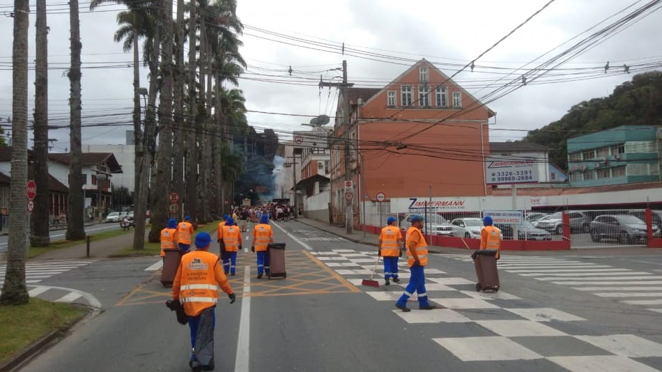 Blumenau monta força-tarefa para limpar cidade durante Oktoberfest