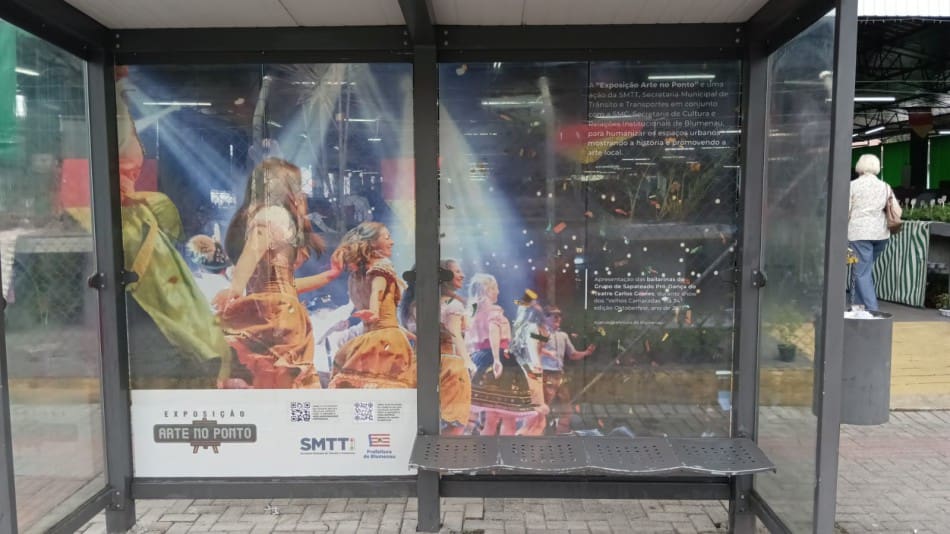 Exposição leva cultura e tradição aos pontos de ônibus de Blumenau
