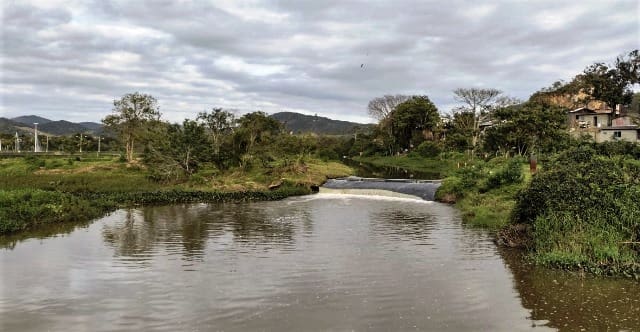 Outubro inicia com nível elevado do Rio Camboriú, mas monitoramento segue diário