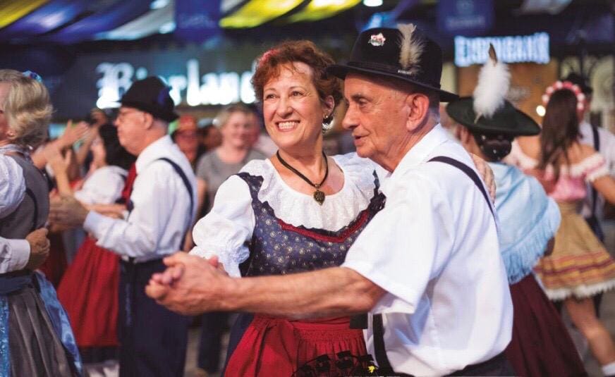 Idosos da Secretaria da Família participam da Oktoberfest da Terceira Idade