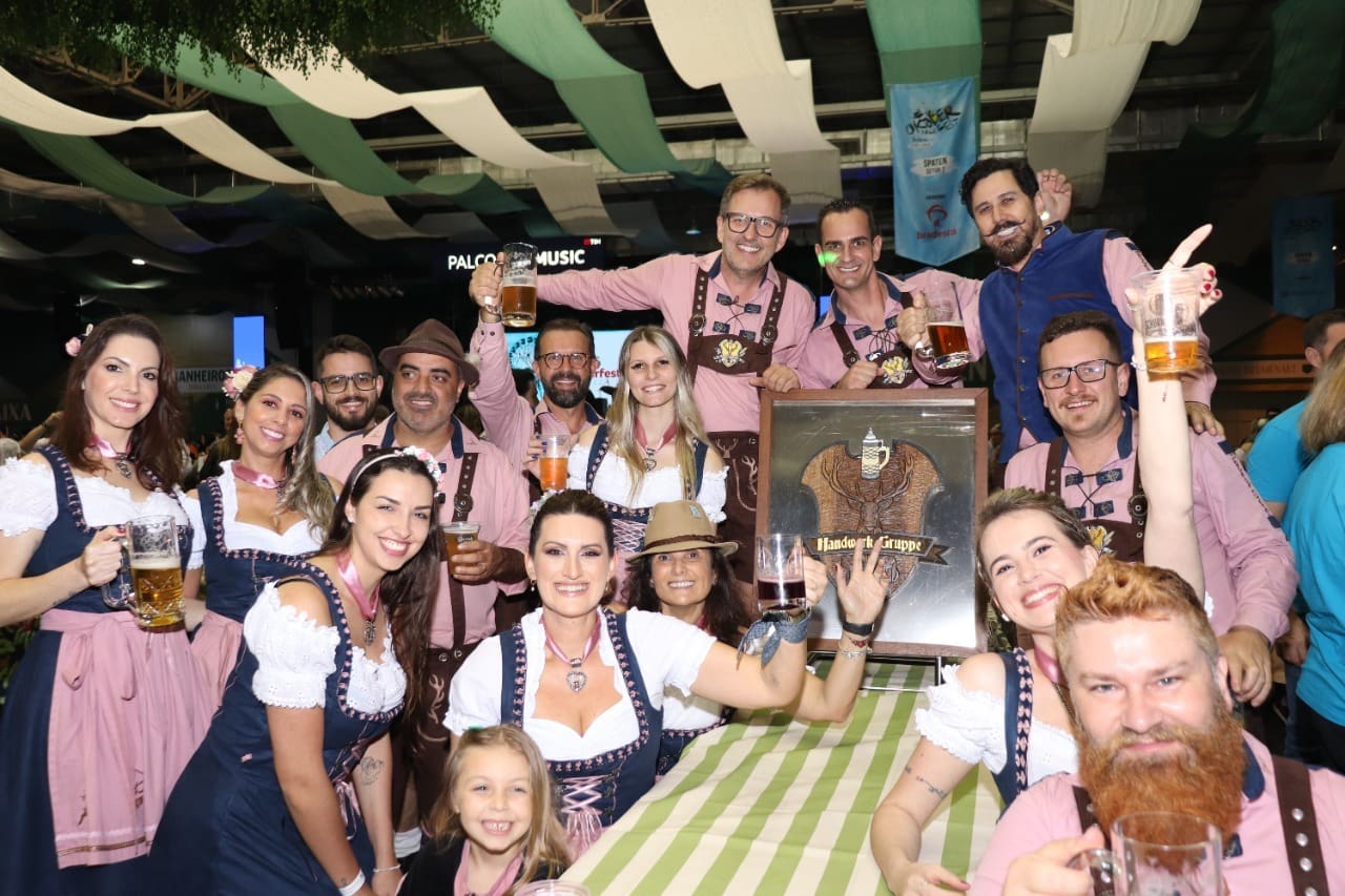 Gincaneiros e grupos de Stammtisch marcam presença em noite para convidados na Oktoberfest
