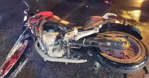 Acidente entre moto e carro deixa um jovem ferido