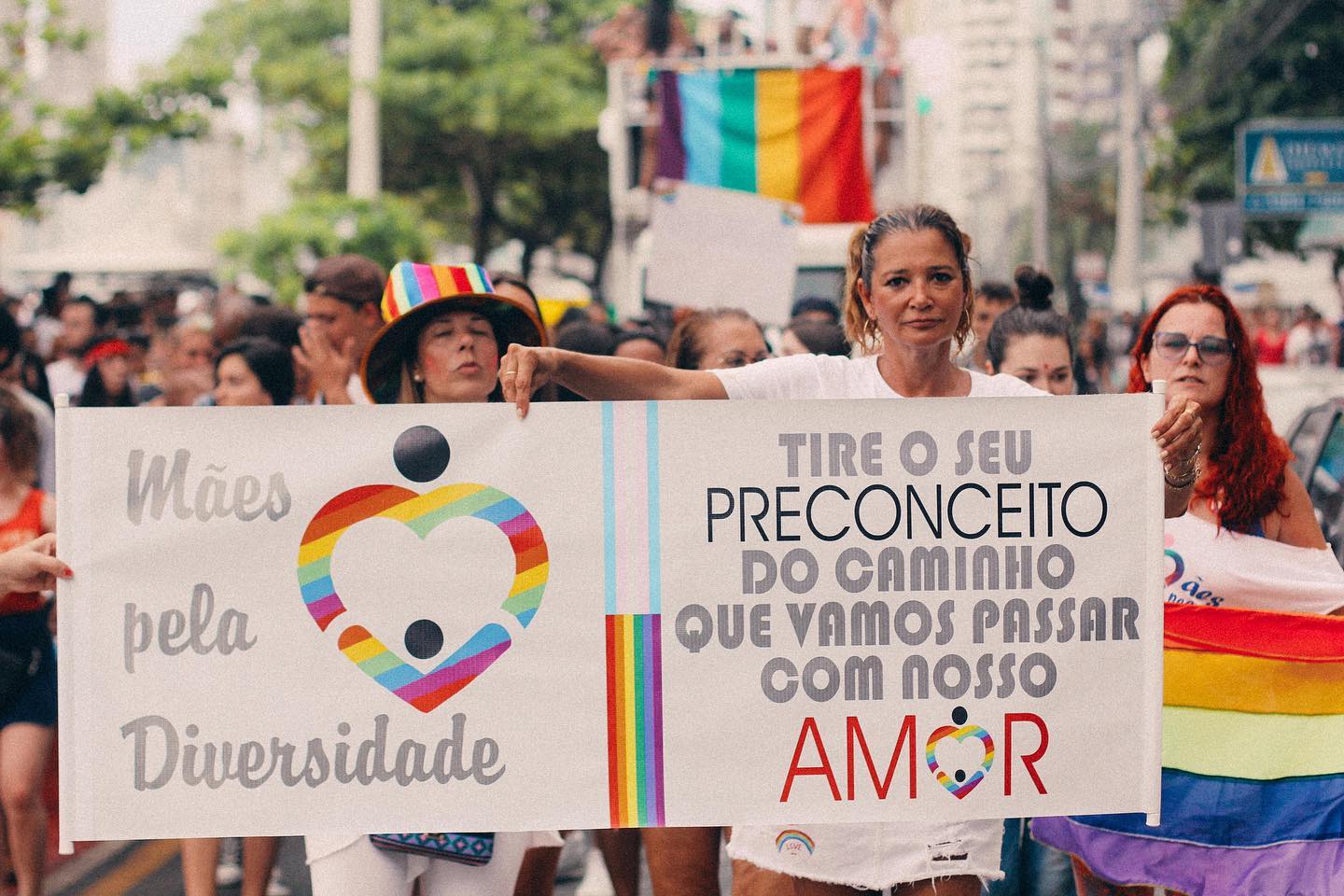 Parada da Diversidade levou público à avenida Atlântica em Balneário Camboriú