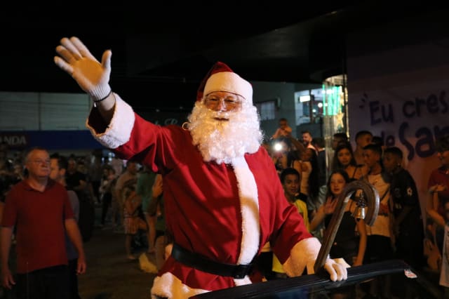 Chegada do Papai Noel radical marca abertura do Mercado de Natal de Ibirama