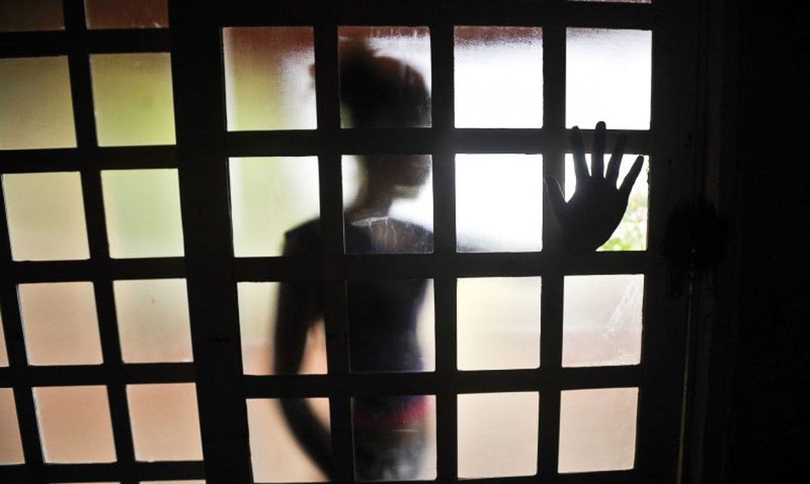 Mulher é mantida em cárcere privado e agredida por não cozinhar