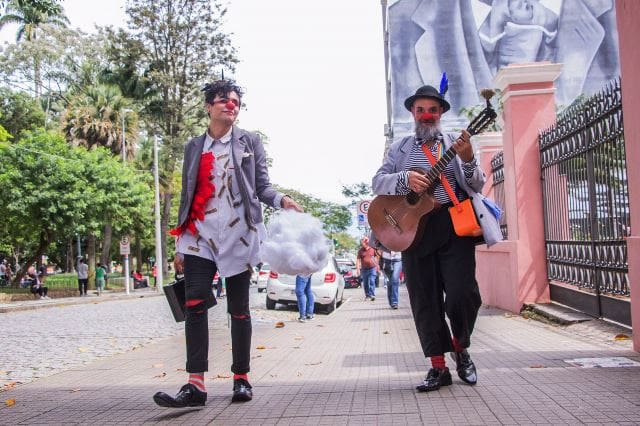 Projeto cultural leva painéis com poemas a seis cidades catarinenses