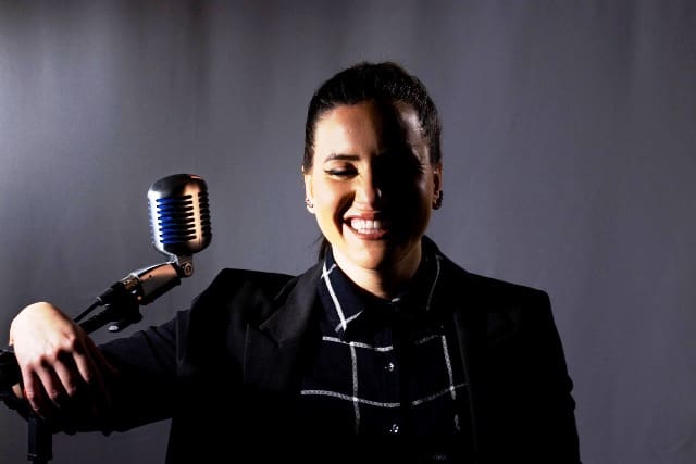 Radicada em Florianópolis, cantora Bruna Nogueira lança primeiro EP