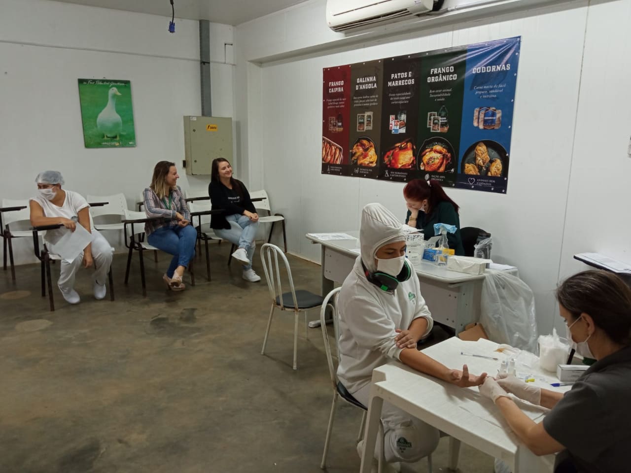 Saúde de Indaial realiza testagem em funcionários de empresa da cidade