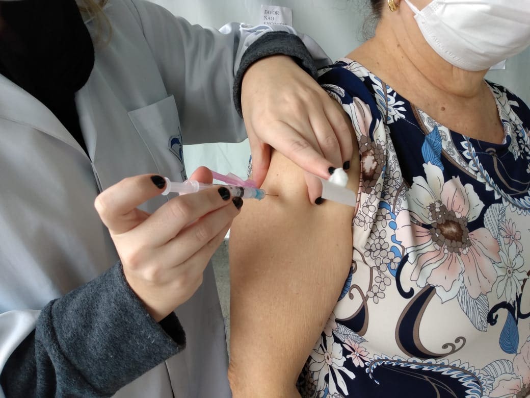 BC recebe vacinas contra a Covid-19 e retoma vacinação em crianças