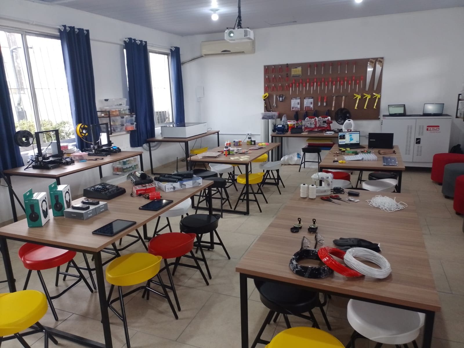 Escolas estaduais recebem materiais tecnológicos para estimular a criatividade dos alunos