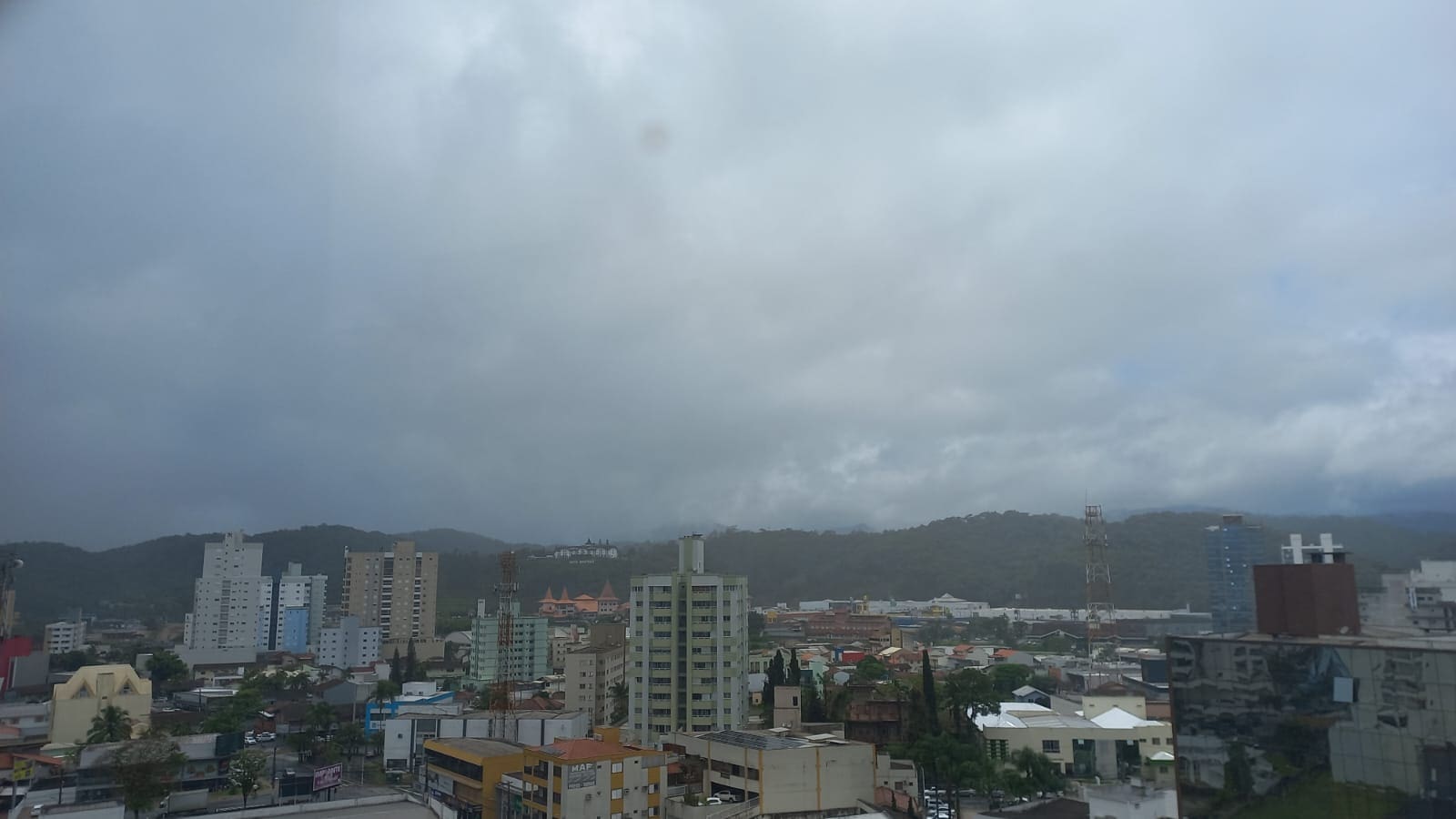 Defesa Civil de Brusque segue em alerta para chuva persistente até quarta-feira