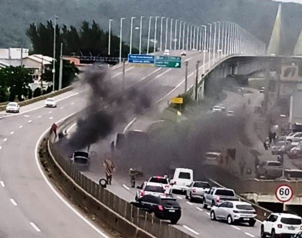 Novo bloqueio interrompe trânsito na Ponte Anita Garibaldi, em Laguna