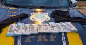 Criciumense é flagrada com 100 mil dólares escondidos na calcinha