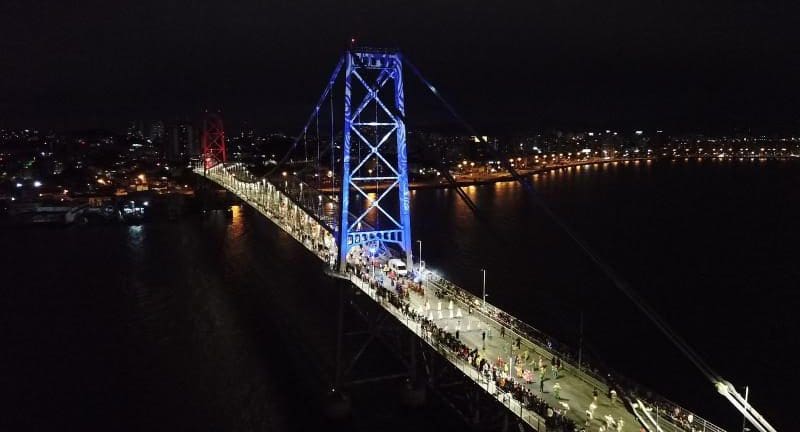 Cerca de 20 mil pessoas participam de 2ª edição da Parada de Natal em Florianópolis