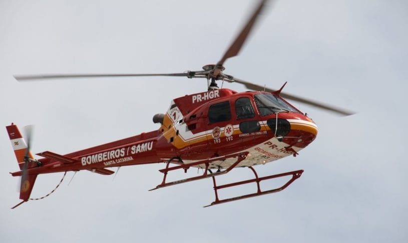 Motociclista morre ao colidir contra carro parado em São José