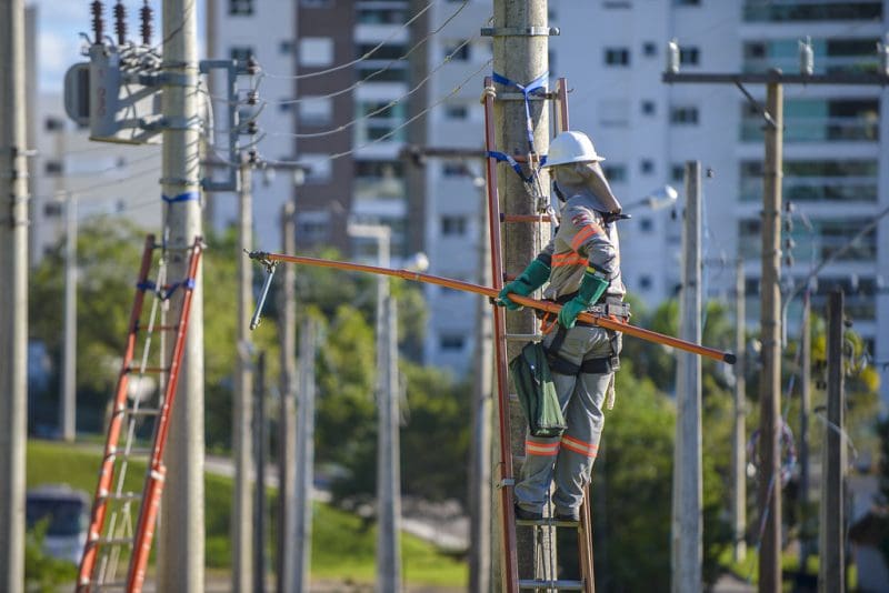 Funcionários da Celesc farão paralisação em SC nesta quinta-feira