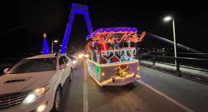 Natal: jabiraca do Papai Noel ilumina os bairros de Brusque