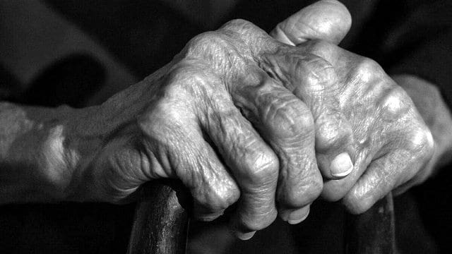 Idosa é esfaqueada pelo companheiro de 85 anos em SC