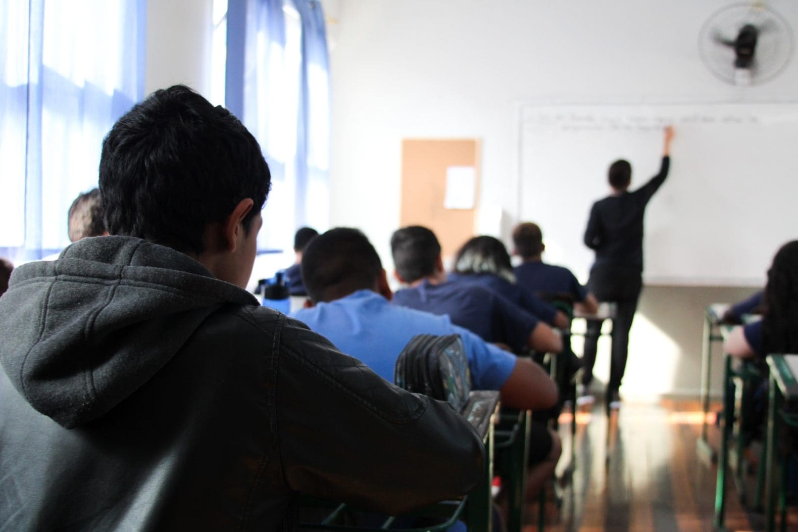 IA avança nas escolas e desafia professores em Criciúma