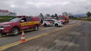 Corpo de Bombeiros localiza carro que caiu no rio Itajaí-Mirim em Brusque