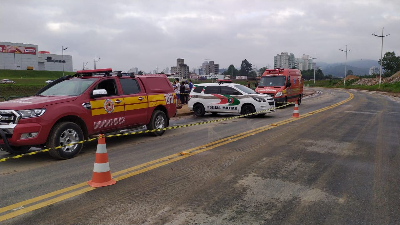 Corpo de Bombeiros localiza carro que caiu no rio Itajaí-Mirim em Brusque