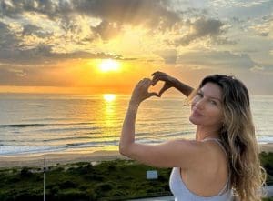 Modelo Gisele Bündchen curte férias em SC com os dois filhos