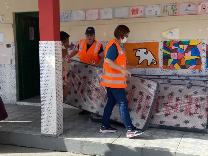 Colchões são distribuídos aos desabrigados pelas chuvas em São José