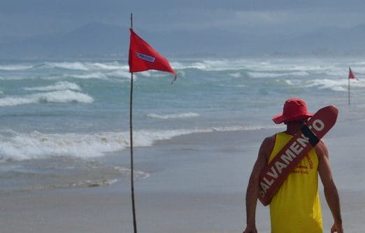 Corpo boiando é encontrado em praia de Palhoça