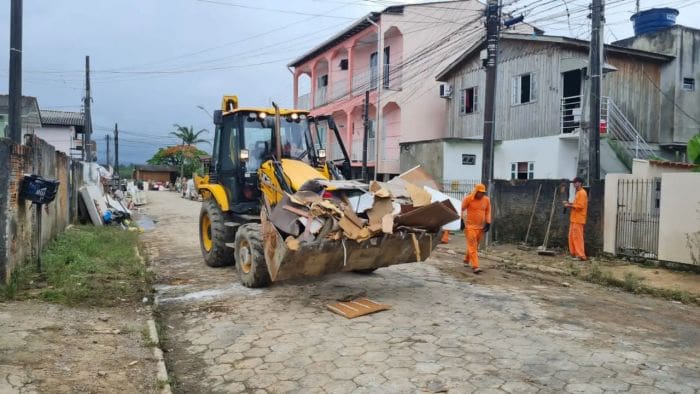 Recolhimento de entulhos e limpeza da rua são prioridades em São José