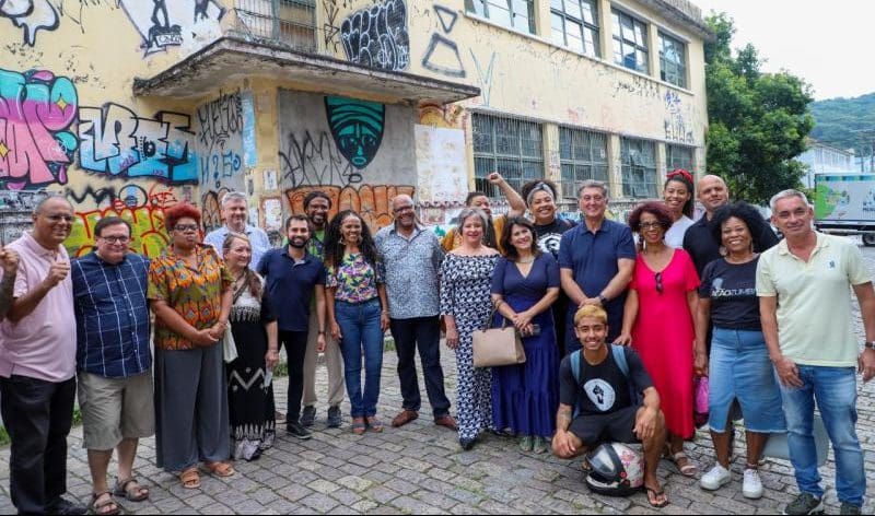 Escola Antonieta de Barros é visitada por prefeito e representantes de movimentos negros